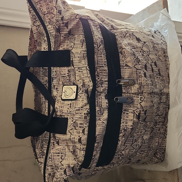 Fashionista Lock It Super Tote - Picture 1 of 11